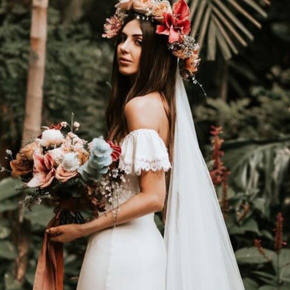 Daughter of Simone Kemp Wedding Dress - Sample Size XL - Picture 8 of 9